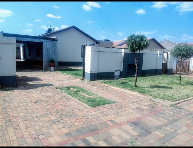 3 BEDROOM FREEHOLD FOR SALE IN PROTEA GLEN